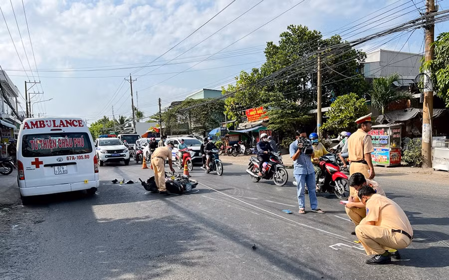 Lực lượng chức năng tổ chức khám nghiệm hiện trường. (ảnh: Tiến Tầm)