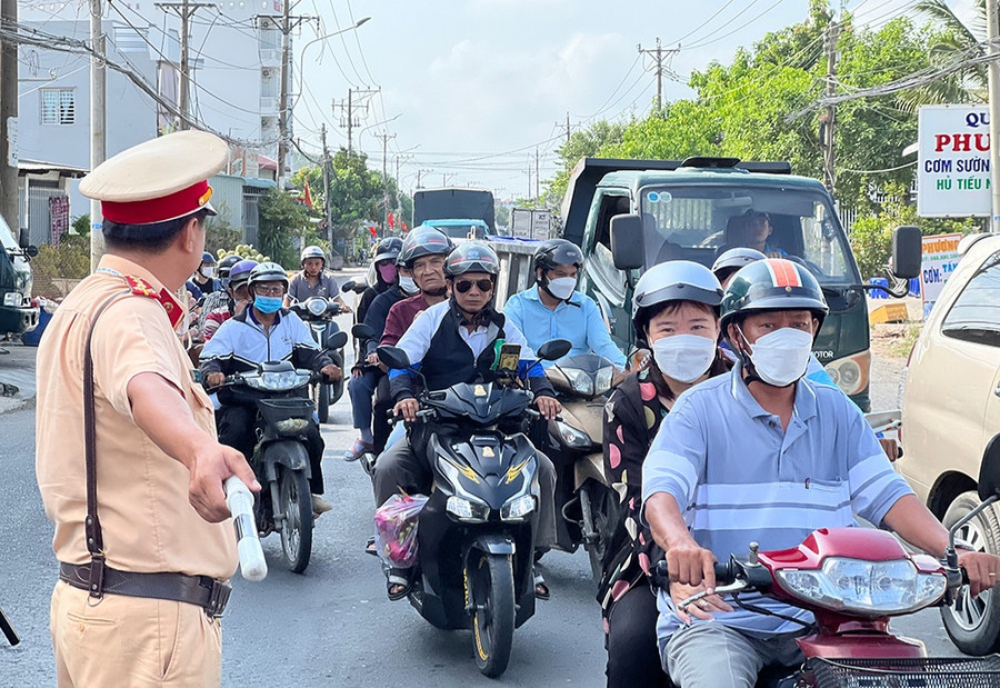 Lực lượng công an điều tiết, phân luồng giao thông. (Ảnh: Tiến Tầm) Lực lượng công an điều tiết, phân luồng giao thông. (Ảnh: Tiến Tầm)