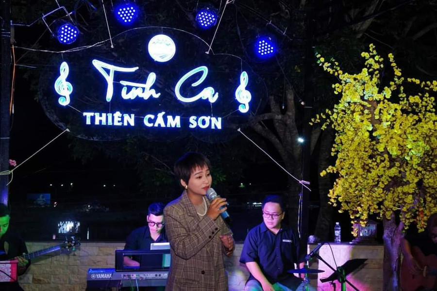 Đêm nhạc Tình ca Thiên Cấm sơn tổ chức tại Núi Cấm thu hút khá đông khách du lịch đến thưởng thức Đêm nhạc Tình ca Thiên Cấm sơn tổ chức tại Núi Cấm thu hút khá đông khách du lịch đến thưởng thức
