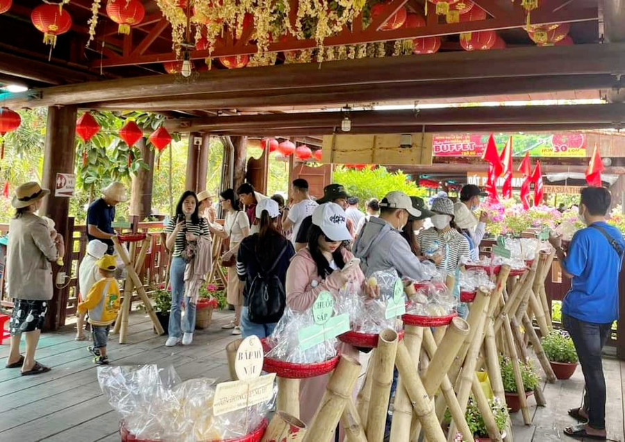Du khách thưởng thức buffet bánh dân gian tại rừng tràm Trà Sư (thị xã Tịnh Biên). Du khách thưởng thức buffet bánh dân gian tại rừng tràm Trà Sư (thị xã Tịnh Biên).