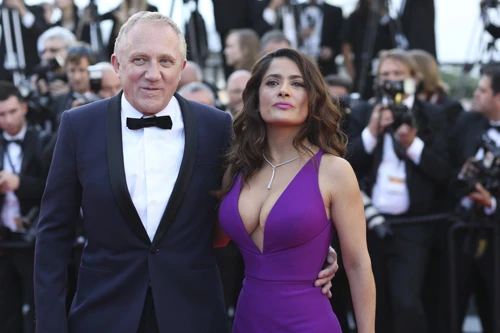 Salma Hayek bị chồng tỷ phú bắt đi làm sau khi sinh con