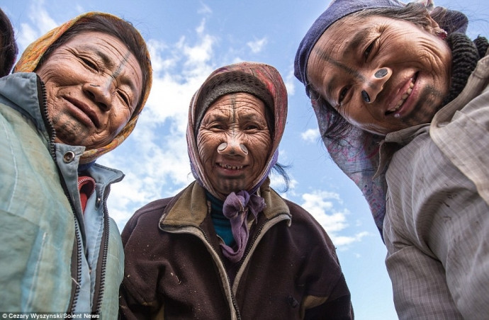 Bộ tộc Apatani chủ yếu được tìm thấy trong thung lũng Ziro, ở bang Arunachal Pradesh.