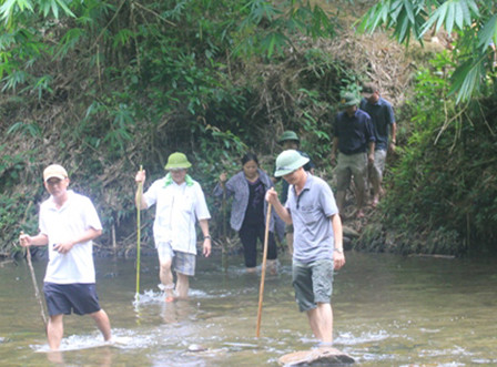 Đoàn công tác phải lội suối băng rừng để vào hiện trường. Ảnh: N.Tuấn Đoàn công tác phải lội suối băng rừng để vào hiện trường. Ảnh: N.Tuấn