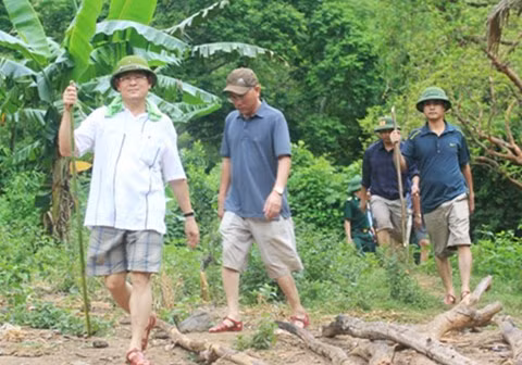 Đại tá Nguyễn Hữu Cầu trực tiếp đi bộ vào nơi xảy ra vụ thảm sát điều tra vụ án. Ảnh: N.Tuấn