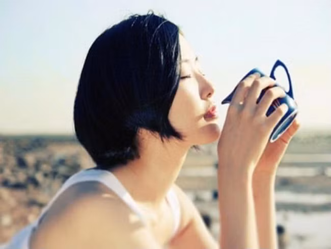 Phụ nữ đừng ép mình phải mạnh mẽ, hãy cứ yếu đuối khi cần, rơi nước mắt khi muốn nhưng đừng khóc quá 3 ngày chỉ vì một người đàn ông. Không đáng đâu – Ảnh minh họa: Internet