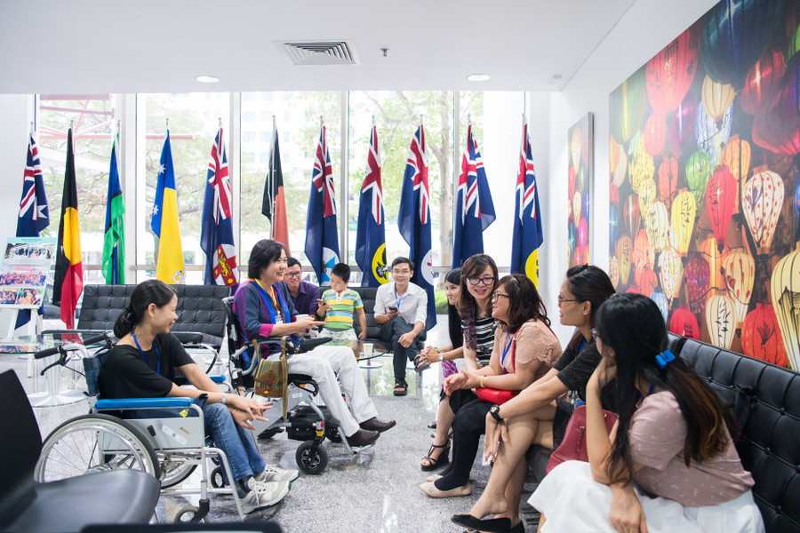 Chị Hoàng Yến cùng các cựu sinh viên Học bổng Chính phủ Úc trong một buổi gặp mặt Chị Hoàng Yến cùng các cựu sinh viên Học bổng Chính phủ Úc trong một buổi gặp mặt