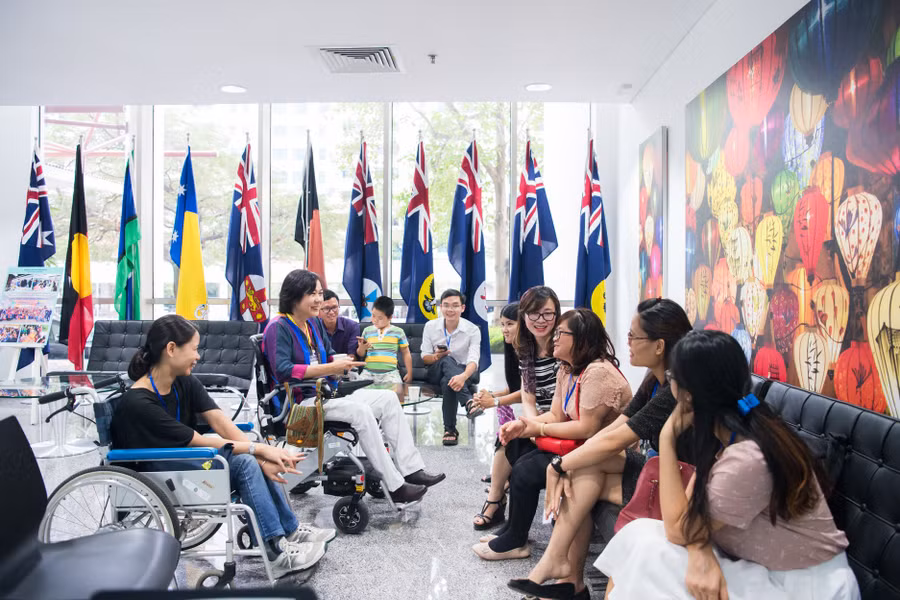 Chị Hoàng Yến cùng các cựu sinh viên Học bổng Chính phủ Úc trong một buổi gặp mặt