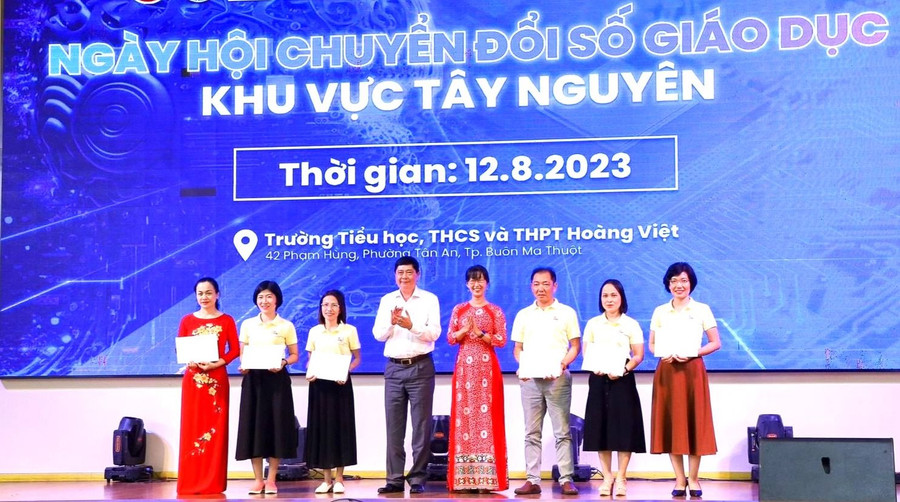 Cô Lương và cô Sen (thứ 2 và 3 từ trái qua) nhận khen thưởng của Giám đốc Sở GD&ĐT Đắk Lắk tại Ngày hội chuyển đổi số khu vực Tây Nguyên năm 2023. Ảnh: Thành Tâm Cô Lương và cô Sen (thứ 2 và 3 từ trái qua) nhận khen thưởng của Giám đốc Sở GD&ĐT Đắk Lắk tại Ngày hội chuyển đổi số khu vực Tây Nguyên năm 2023. Ảnh: Thành Tâm