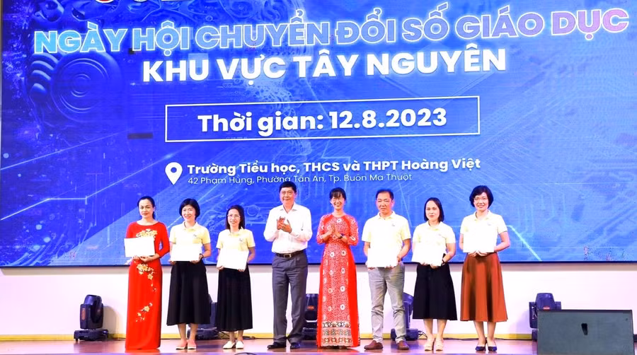 Cô Lương và cô Sen (thứ 2 và 3 từ trái qua) nhận khen thưởng của Giám đốc Sở GD&amp;ĐT Đắk Lắk tại Ngày hội chuyển đổi số khu vực Tây Nguyên năm 2023. Ảnh: Thành Tâm
