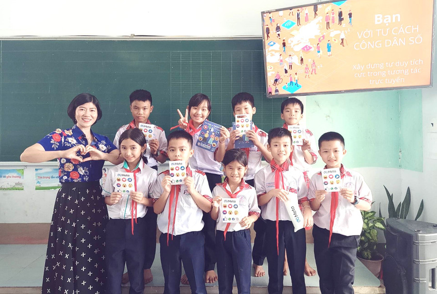 Cô Lương với học sinh sau tiết học ứng dụng phần mềm đánh giá trực tuyến - Ảnh: NTCC Cô Lương với học sinh sau tiết học ứng dụng phần mềm đánh giá trực tuyến - Ảnh: NTCC