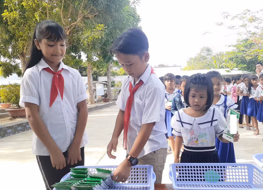 Trước nhiều hình thức “chèn” quảng cáo vào trường học, nhà trường phải cân nhắc kỹ để tránh xảy ra quảng cáo trá hình. Ảnh minh họa: Quốc Ngữ 