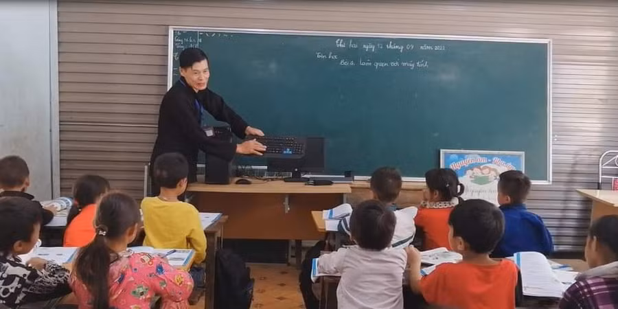 Thầy Cao Duy Chương - Hiệu trưởng Trường Phổ thông Dân tộc Bán trú Tiểu học Sủng Máng (Mèo Vạc, tỉnh Hà Giang) đứng lớp dạy Tin học cho học sinh lớp 3. Ảnh: NVCC