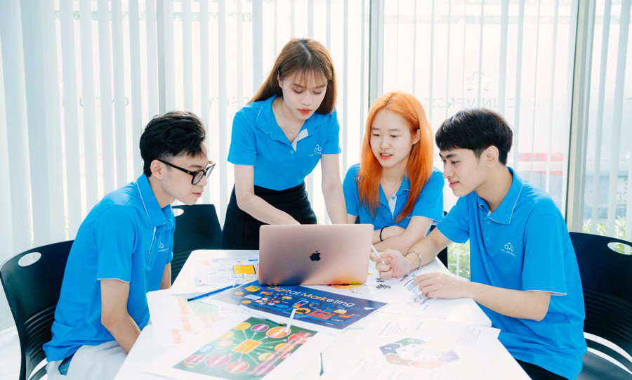 Nhiều nữ sinh của Trường Đại học CMC (Hà Nội) tham gia nghiên cứu khoa học. Ảnh: NTCC