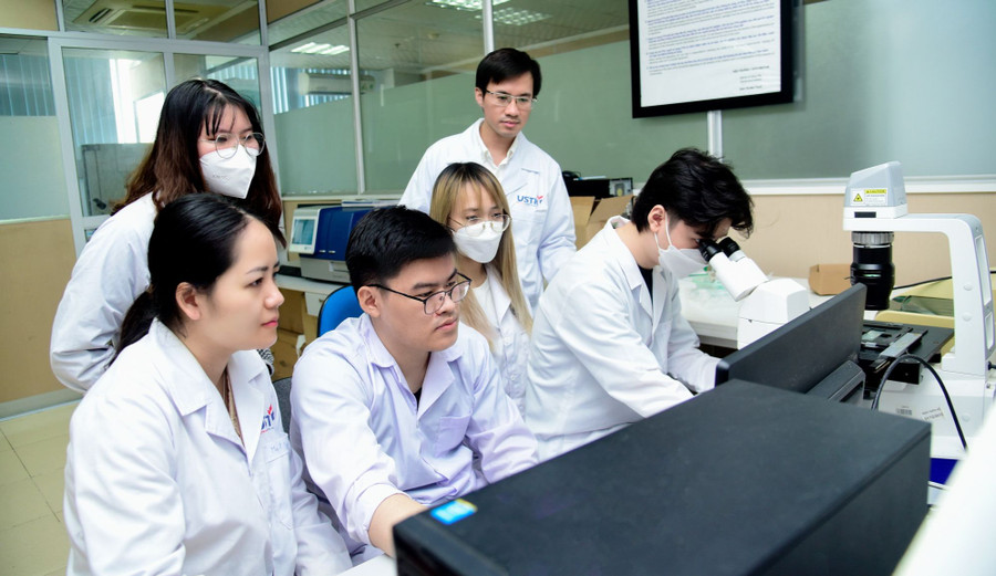 Cán bộ, giảng viên, sinh viên Trường Đại học Khoa học và Công nghệ Hà Nội nghiên cứu khoa học. Ảnh: NTCC