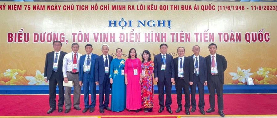 PGS.TS Trần Thị Thu Hà (thứ 6 từ trái qua phải) tại Hội nghị biểu dương, tôn vinh điển hình tiên tiến toàn quốc năm 2023. Ảnh: NVCC