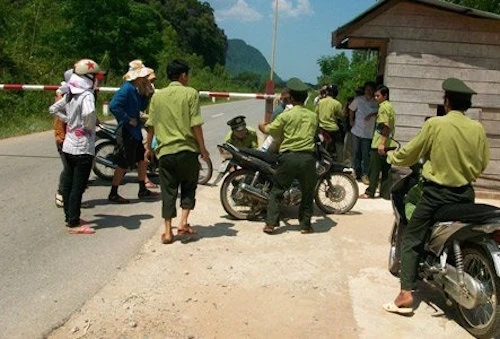 Bắt giam một kiểm lâm viên dẫn đường cho xe gỗ lậu bỏ chạy