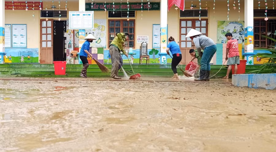 Trường Mầm non Chiêu Lưu (huyện Kỳ Sơn, Nghệ An) bị ngập bùn đất dày ở sân trường.