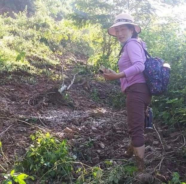 Cô Hờ Y Pai lội bộ băng rừng vào điểm lẻ bản Kèo Lực 1 (Trường Mầm non Phà Đánh).