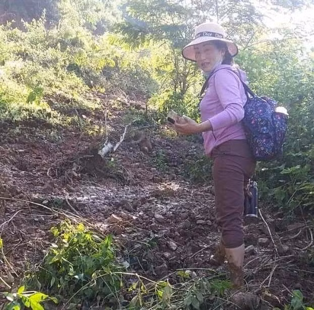 Cô Hờ Y Pai lội bộ băng rừng vào điểm lẻ bản Kèo Lực 1 (Trường Mầm non Phà Đánh).