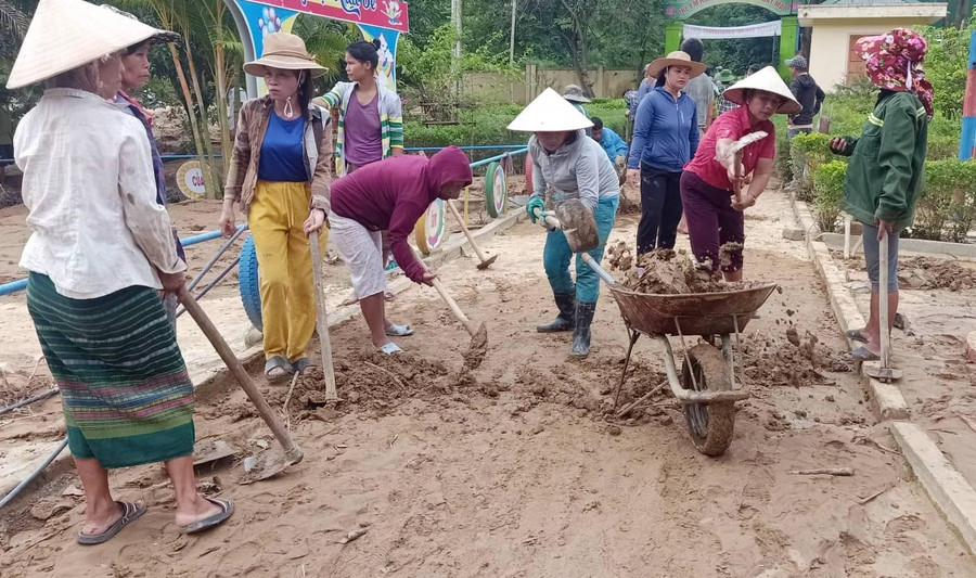 Lực lượng địa phương, phụ huynh chung tay giúp thầy, cô giáo khắc phục hậu quả lũ quét.