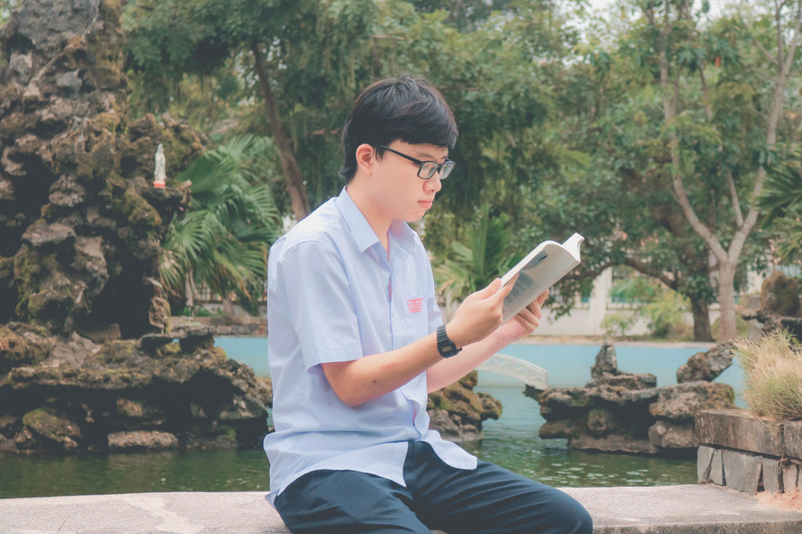 Nam sinh Trần Đoàn Huy Phước đọc sách để thư giãn sau giờ học căng thẳng. Nam sinh Trần Đoàn Huy Phước đọc sách để thư giãn sau giờ học căng thẳng.