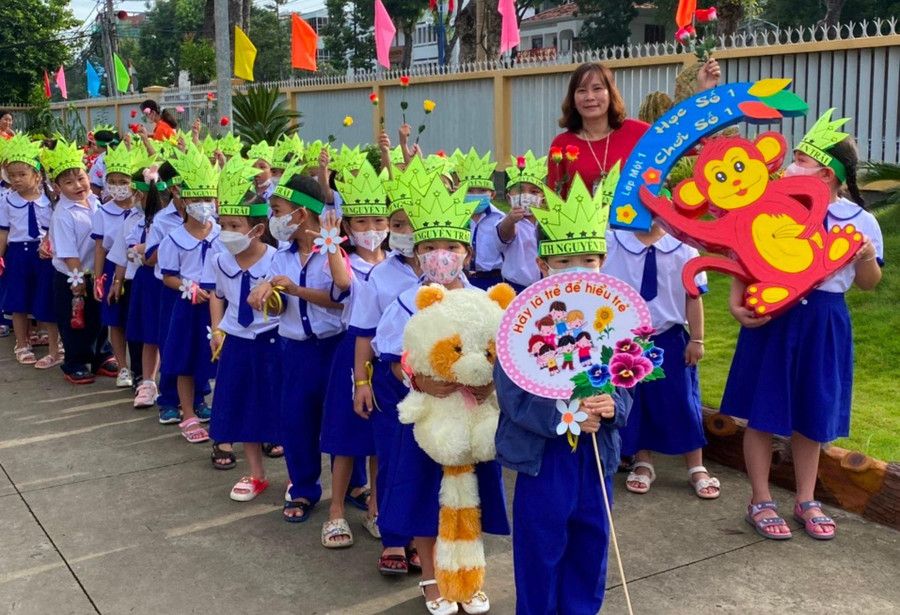 Cô, trò tỉnh Tiền Giang trong ngày khai giảng. 