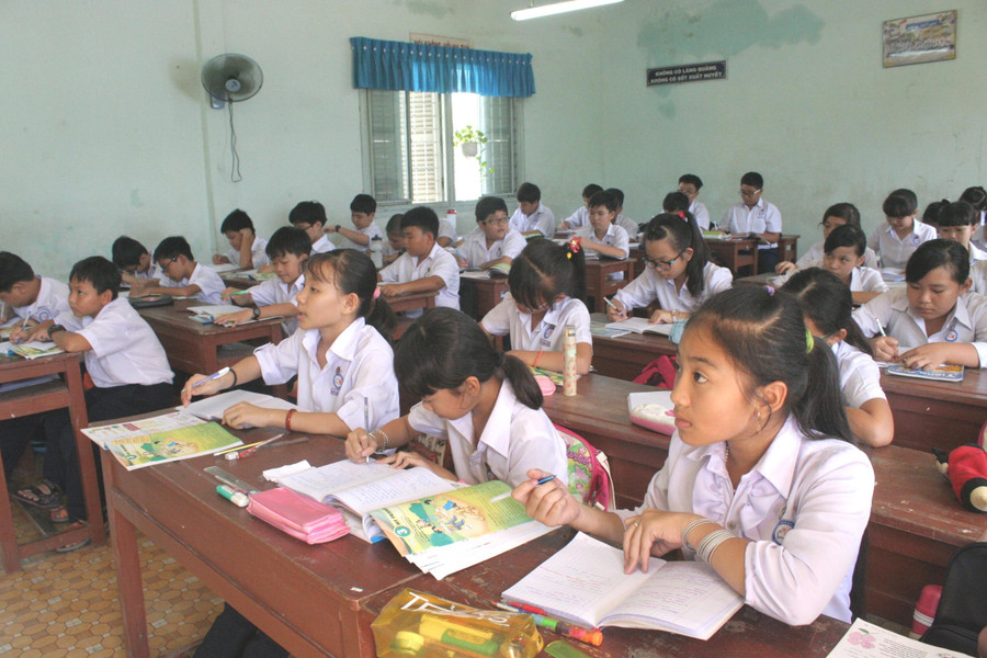 Học sinh Trường THCS Kim Hồng (Đồng Tháp) trong giờ học. Học sinh Trường THCS Kim Hồng (Đồng Tháp) trong giờ học.