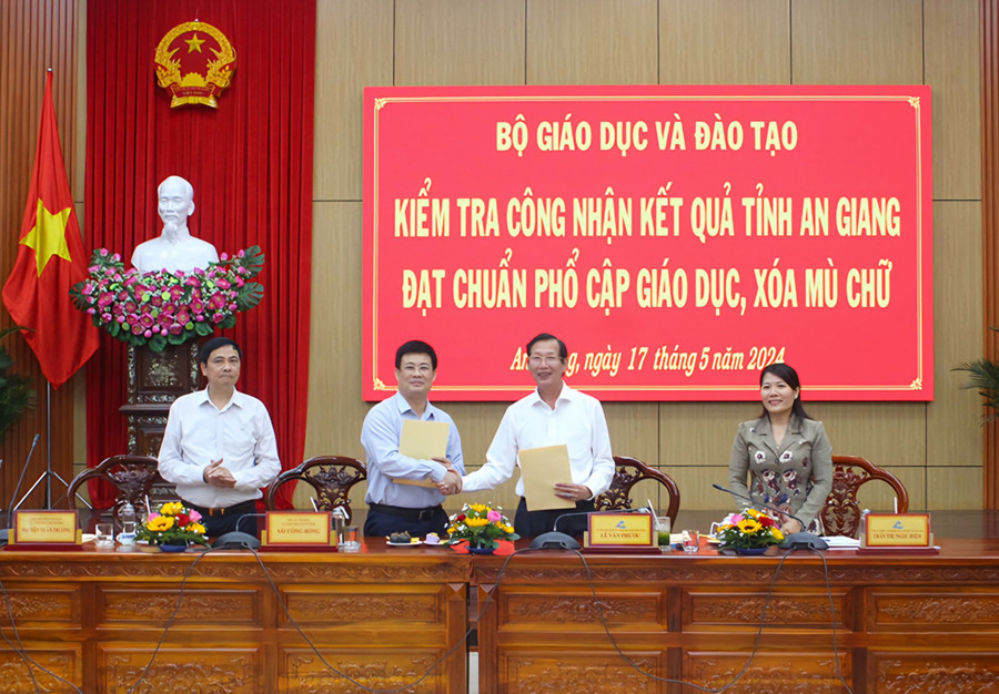 Ông Sái Công Hồng - Phó Vụ trưởng Vụ Giáo dục Trung học và ông Lê Văn Phước - Phó Chủ tịch UBND tỉnh An Giang ký biên bản kiểm tra kết quả PCGD - XMC tỉnh An Giang