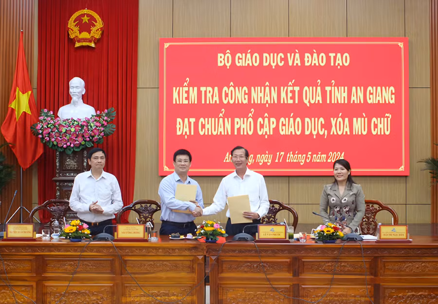 Ông Sái Công Hồng - Phó Vụ trưởng Vụ Giáo dục Trung học và ông Lê Văn Phước - Phó Chủ tịch UBND tỉnh An Giang ký biên bản kiểm tra kết quả PCGD - XMC tỉnh An Giang