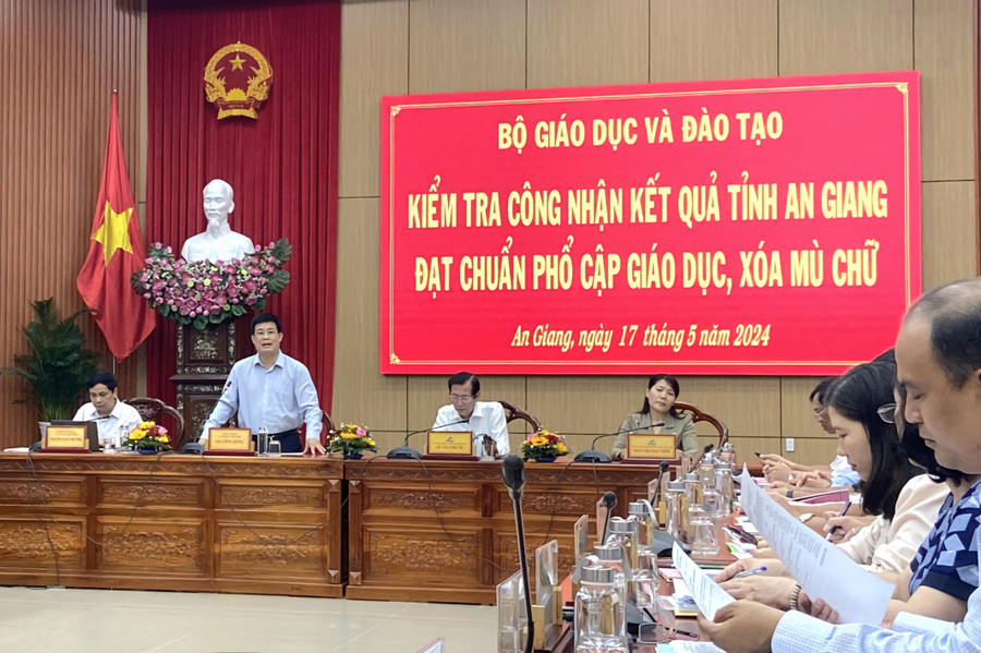 Ông Sái Công Hồng - Phó Vụ trưởng Vụ GDTrH (Bộ GD&amp;ĐT) phát biểu tại buổi tổng kết.