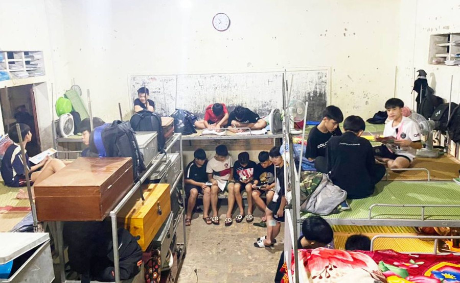 Học sinh dân tộc nội trú chen chúc trong gian phòng chật hẹp. Học sinh dân tộc nội trú chen chúc trong gian phòng chật hẹp.