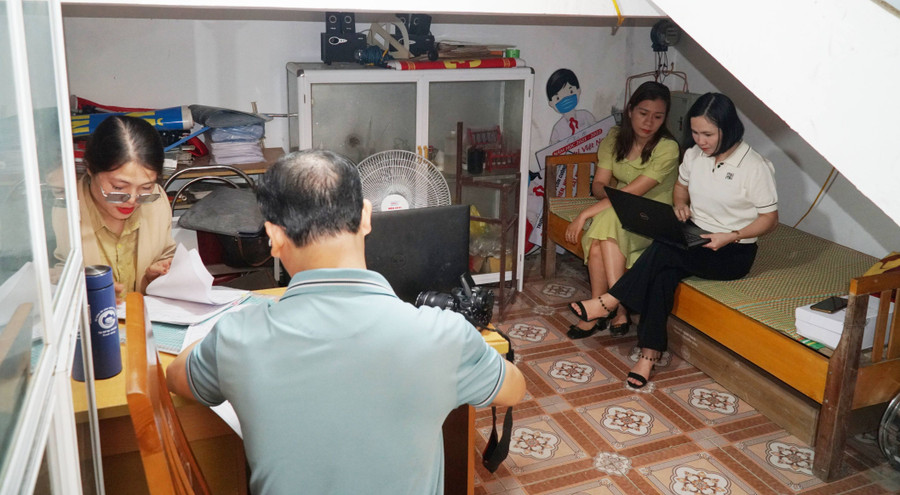 Phòng “hỗn hợp” văn thư, y tế, thiết bị kiêm Đoàn Đội được tận dụng dưới gầm cầu thang. Phòng “hỗn hợp” văn thư, y tế, thiết bị kiêm Đoàn Đội được tận dụng dưới gầm cầu thang.