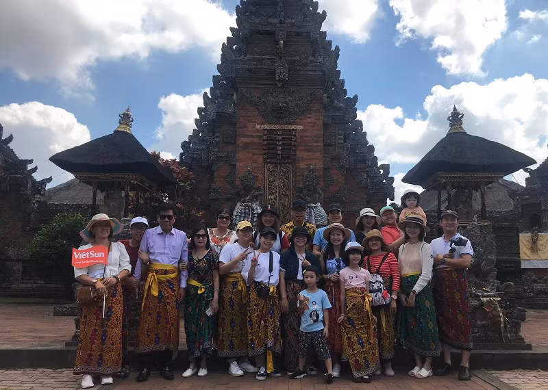 Hướng dẫn viên Tuyết Hằng (bìa trái) và du khách trong một tour outbound. Ảnh: NVCC