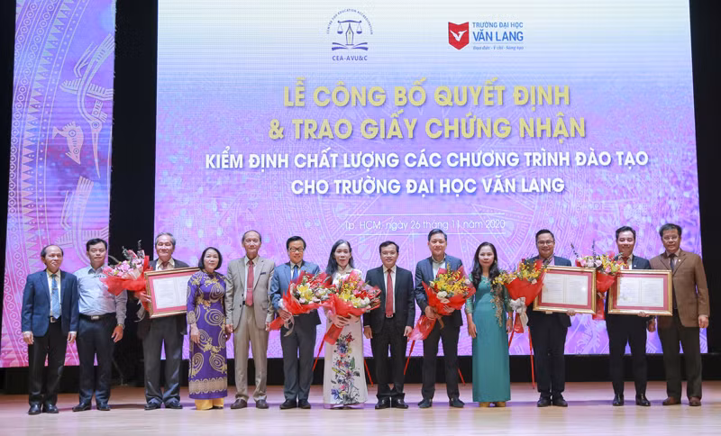 Trường ĐH Văn Lang nhận giấy chứng nhận đạt chuẩn KĐCLGD 3 CTĐT (tháng 11/2020).
