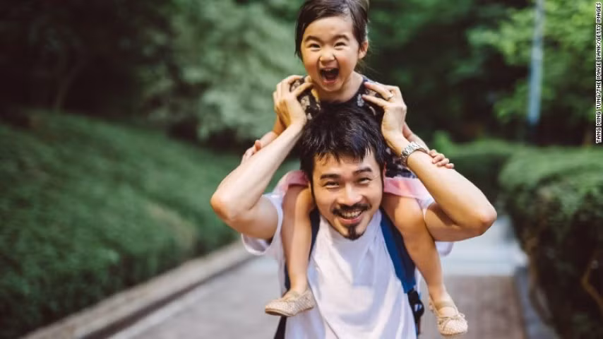 Nhiều ông bố gắn kết hơn với con nhờ nghỉ làm trong lúc vợ sinh em bé.