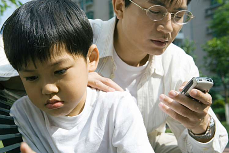 Nhiều ông bố “vô hình” trong việc chăm sóc con. Ảnh minh họa. Nhiều ông bố “vô hình” trong việc chăm sóc con. Ảnh minh họa.