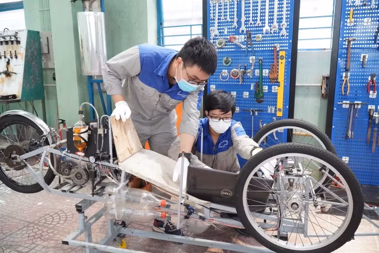 Sinh viên Trường ĐH Bách khoa, ĐH Đà Nẵng thực hành tại xưởng trường.