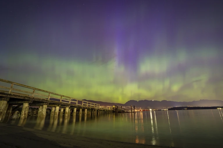 Tại Mỹ, ánh sáng Bắc cực quang đã được đẩy về phía nam xa hơn nhiều so với bình thường. Cơ quan Thời tiết Quốc gia tại khu vực Miami đã xác nhận việc nhìn thấy thiên thạch ở các khu vực Fort Lauderdale và Fort Myers, Florida. Tại Mỹ, ánh sáng Bắc cực quang đã được đẩy về phía nam xa hơn nhiều so với bình thường. Cơ quan Thời tiết Quốc gia tại khu vực Miami đã xác nhận việc nhìn thấy thiên thạch ở các khu vực Fort Lauderdale và Fort Myers, Florida.