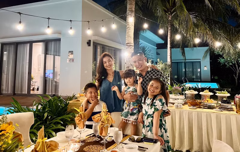 Hạnh phúc bên chồng và các con. Ảnh: ITN.