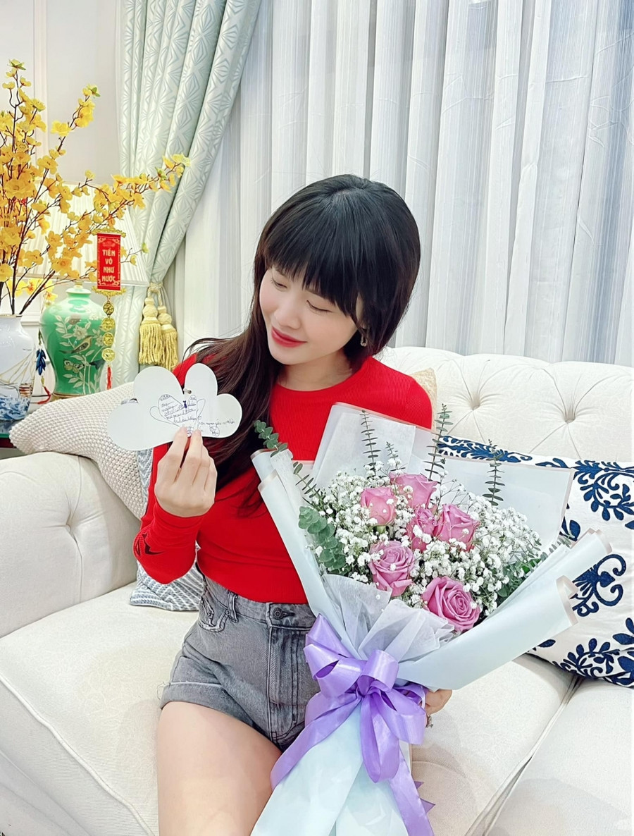 Đăng Khôi chơi lớn khi tặng bà xã Thủy Anh biệt thự 50 tỷ, hàng hiệu và hoa hồng.