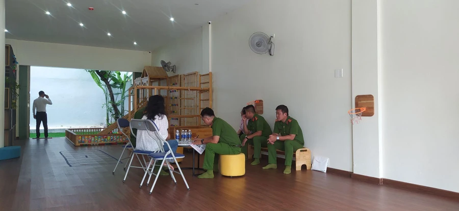 Cơ quan công an làm việc với bà P.T.G tại nhóm lớp Elm School. 