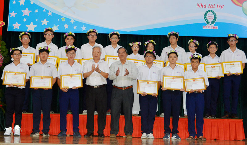 Học sinh giỏi Bến Tre được thưởng 6-15 triệu đồng