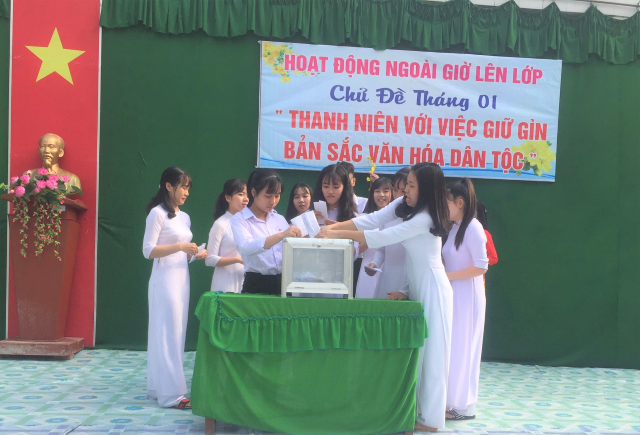 Quyên góp ủng hộ học sinh khó khăn. Quyên góp ủng hộ học sinh khó khăn.