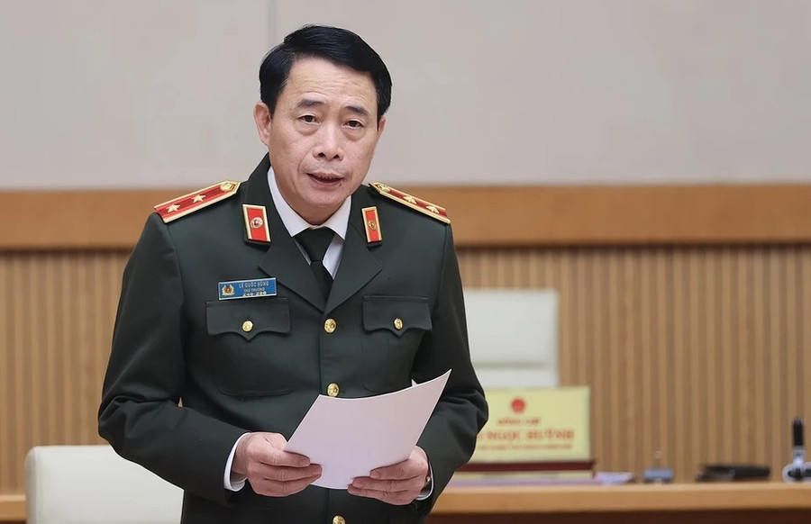 Thứ trưởng Bộ Công an Lê Quốc Hùng trình bày dự thảo Luật Phòng cháy, Chữa cháy và Cứu nạn Cứu hộ. (Ảnh: Dương Giang/TTXVN)