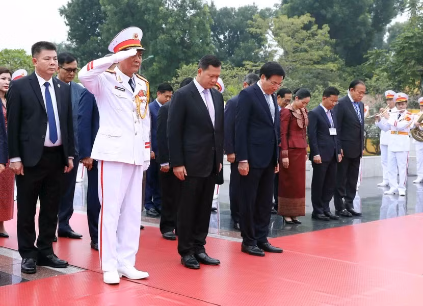 Thủ tướng Campuchia Samdech Moha Bovor Thipadei Hun Manet thành kính tưởng niệm các Anh hùng Liệt sỹ. (Ảnh: Phạm Kiên/TTXVN) Thủ tướng Campuchia Samdech Moha Bovor Thipadei Hun Manet thành kính tưởng niệm các Anh hùng Liệt sỹ. (Ảnh: Phạm Kiên/TTXVN)