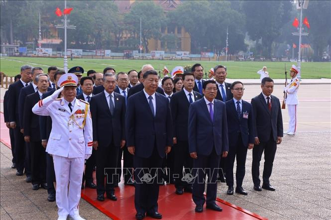 Tổng Bí thư, Chủ tịch nước Trung Quốc Tập Cận Bình cùng Đoàn đại biểu cấp cao Trung Quốc tưởng niệm Chủ tịch Hồ Chí Minh. Tổng Bí thư, Chủ tịch nước Trung Quốc Tập Cận Bình cùng Đoàn đại biểu cấp cao Trung Quốc tưởng niệm Chủ tịch Hồ Chí Minh.