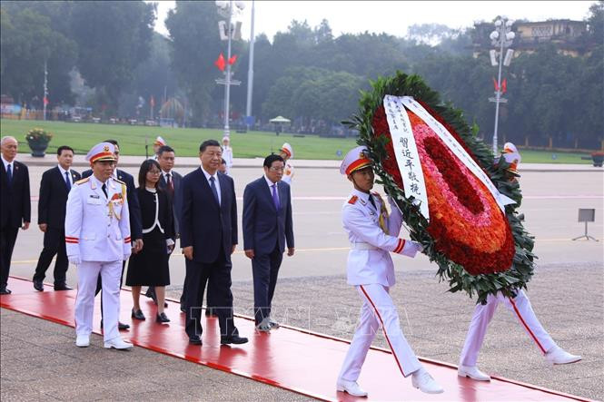 Tổng Bí thư, Chủ tịch nước Trung Quốc Tập Cận Bình cùng Đoàn đại biểu cấp cao Trung Quốc đến đặt vòng hoa và vào Lăng viếng Chủ tịch Hồ Chí Minh. Tổng Bí thư, Chủ tịch nước Trung Quốc Tập Cận Bình cùng Đoàn đại biểu cấp cao Trung Quốc đến đặt vòng hoa và vào Lăng viếng Chủ tịch Hồ Chí Minh.