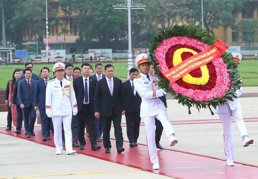 Sáng 12/12, tại Hà Nội, Thủ tướng Campuchia Samdech Moha Bovor Thipadei Hun Manet đến đặt vòng hoa và vào Lăng viếng Chủ tịch Hồ Chí Minh. (Ảnh: An Đăng/ TTXVN) Sáng 12/12, tại Hà Nội, Thủ tướng Campuchia Samdech Moha Bovor Thipadei Hun Manet đến đặt vòng hoa và vào Lăng viếng Chủ tịch Hồ Chí Minh. (Ảnh: An Đăng/ TTXVN)