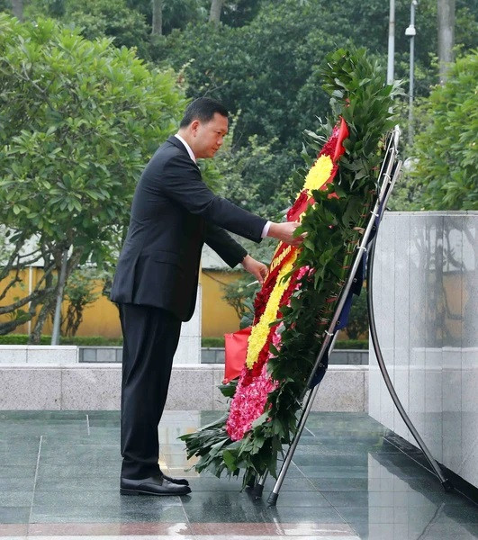 Thủ tướng Campuchia Samdech Moha Bovor Thipadei Hun Manet đặt vòng hoa tưởng niệm các Anh hùng Liệt sỹ. (Ảnh: Phạm Kiên/TTXVN) Thủ tướng Campuchia Samdech Moha Bovor Thipadei Hun Manet đặt vòng hoa tưởng niệm các Anh hùng Liệt sỹ. (Ảnh: Phạm Kiên/TTXVN)