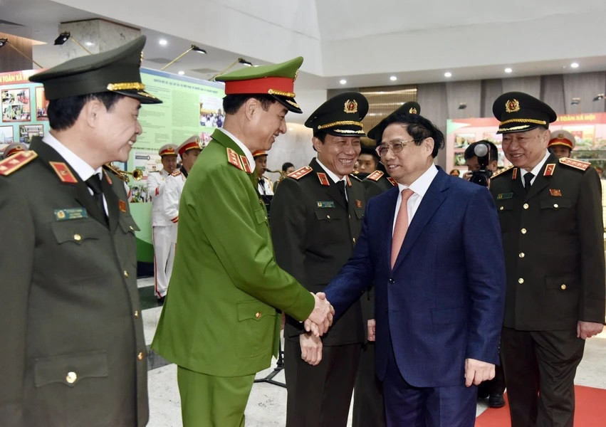 Thủ tướng Phạm Minh Chính với các lãnh đạo Bộ Công an. (Ảnh: Phạm Kiên/TTXVN) Thủ tướng Phạm Minh Chính với các lãnh đạo Bộ Công an. (Ảnh: Phạm Kiên/TTXVN)